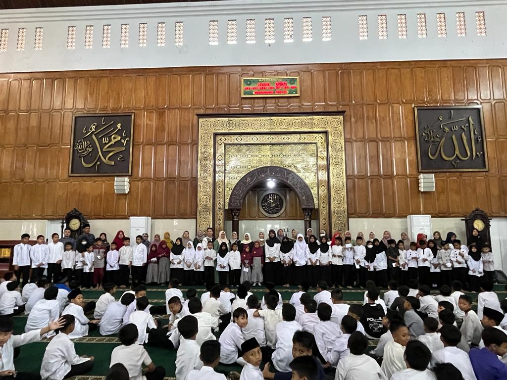 Santunan Kepada Anak Yatim Piatu SDN 2 Pengadilan